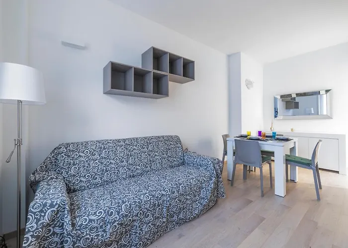 Guesthost - Milano Cosy Apt With Balcony!, Italia