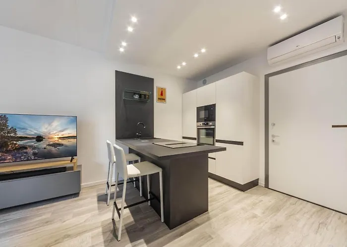 Guesthost - Comfy Apt With Private Parking & Balcony Milano, Italia