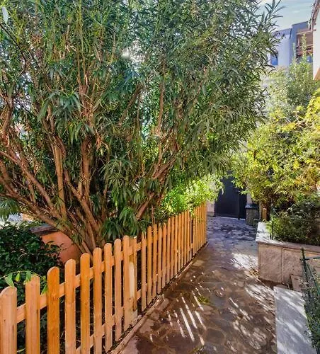 Un insospettabile angolo verde in città Milano, Italia