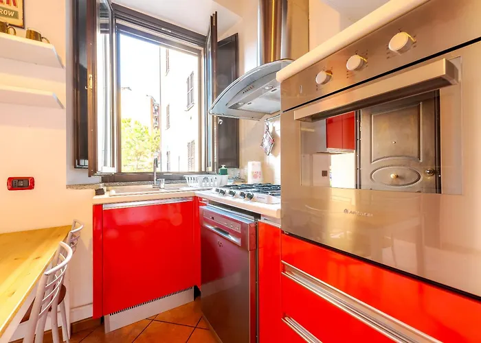 Guest Planet - Rosso Milano Apartment - Navigli Area, Italia