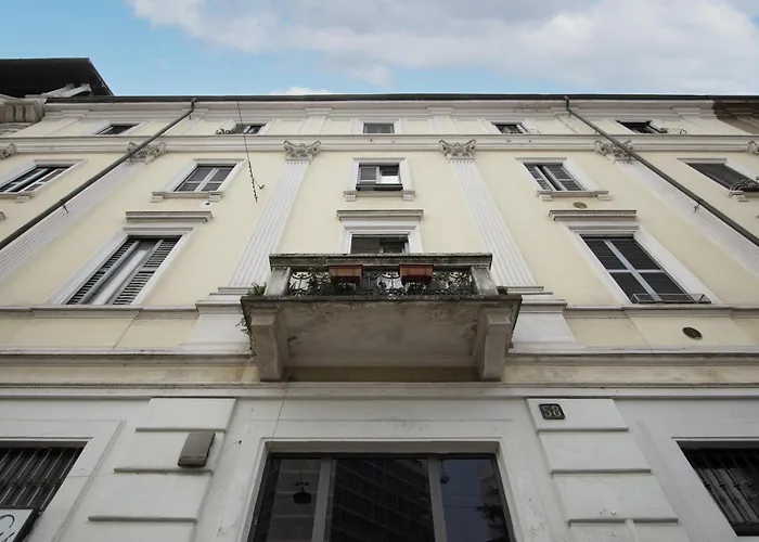 Apartament Penthouse With Patio & 2 Baths, 10 Min To Duomo Mediolan, Włochy