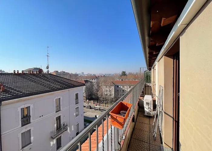 The Urban Nest 2, Spacious, Wifi And Near The Red Metro Milano, Italia